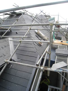 施工中　屋根材を貼る